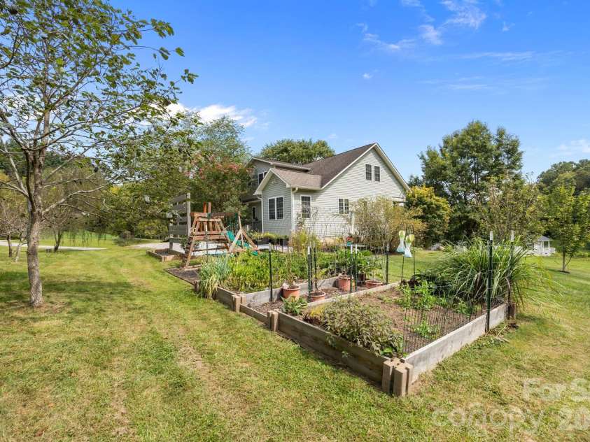 183 Lunar Trace Road, Waynesville, NC 28786.  MLS# CAR4345565, YatesRealty ID 4089. 