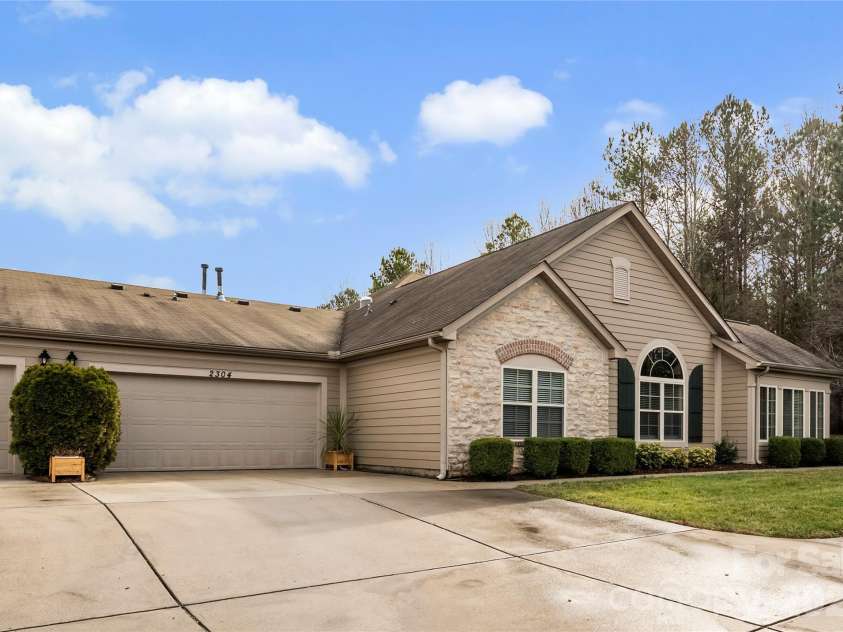 2304 Coltsview Lane, Matthews, NC 28105.  MLS# CAR4335560, YatesRealty ID 4089. 