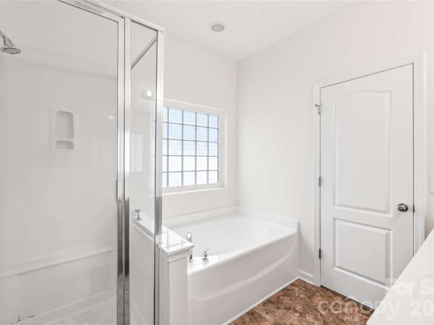 8411 Romana Red Lane, Charlotte, NC 28213.  MLS# CAR4406606, YatesRealty ID 40895. On-suite Bathroom