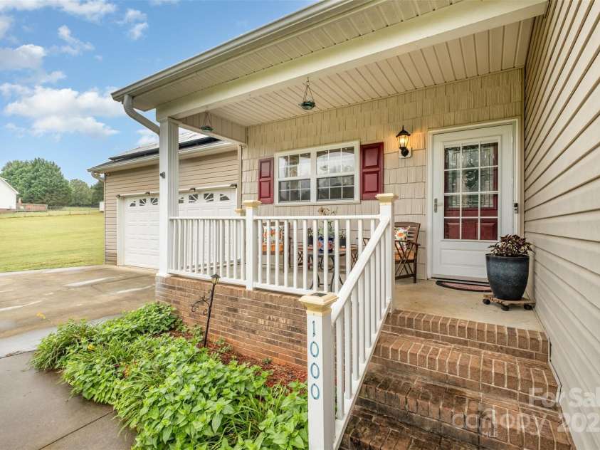 1000 Creekside Drive, Lincolnton, NC 28092.  MLS# CAR4307448, YatesRealty ID 409. 