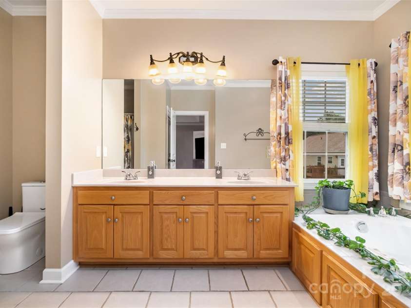 1000 Creekside Drive, Lincolnton, NC 28092.  MLS# CAR4307448, YatesRealty ID 409. 