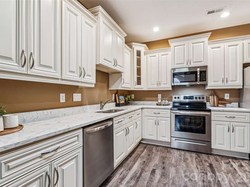 8577 Highland Glen Drive, Charlotte, NC 28269.  MLS# CAR4342480, YatesRealty ID 4090. 