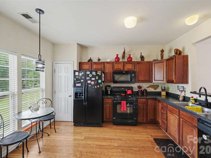 10221 Garrett Grigg Road, Charlotte, NC 28262.  MLS# CAR4405868, YatesRealty ID 40901. Eat-in-kitchen