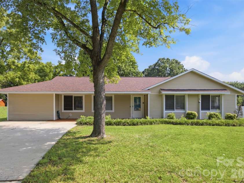 416 King John Circle, Gastonia, NC 28056.  MLS# CAR4404424, YatesRealty ID 40902. 