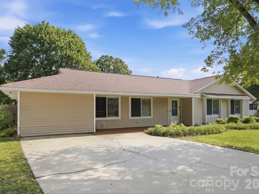 416 King John Circle, Gastonia, NC 28056.  MLS# CAR4404424, YatesRealty ID 40902. 