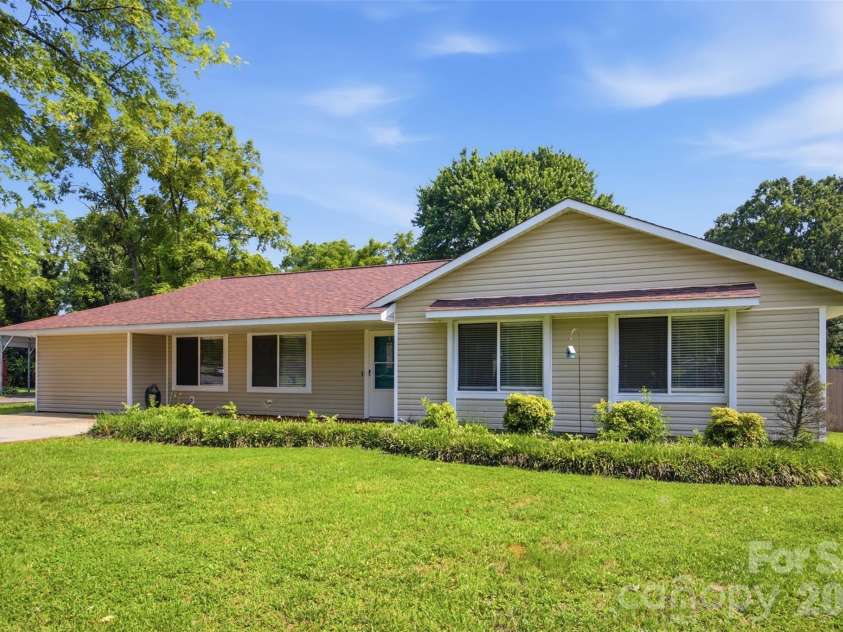416 King John Circle, Gastonia, NC 28056.  MLS# CAR4404424, YatesRealty ID 40902. 