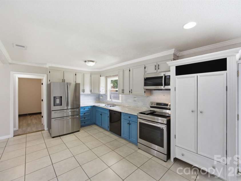 416 King John Circle, Gastonia, NC 28056.  MLS# CAR4404424, YatesRealty ID 40902. 