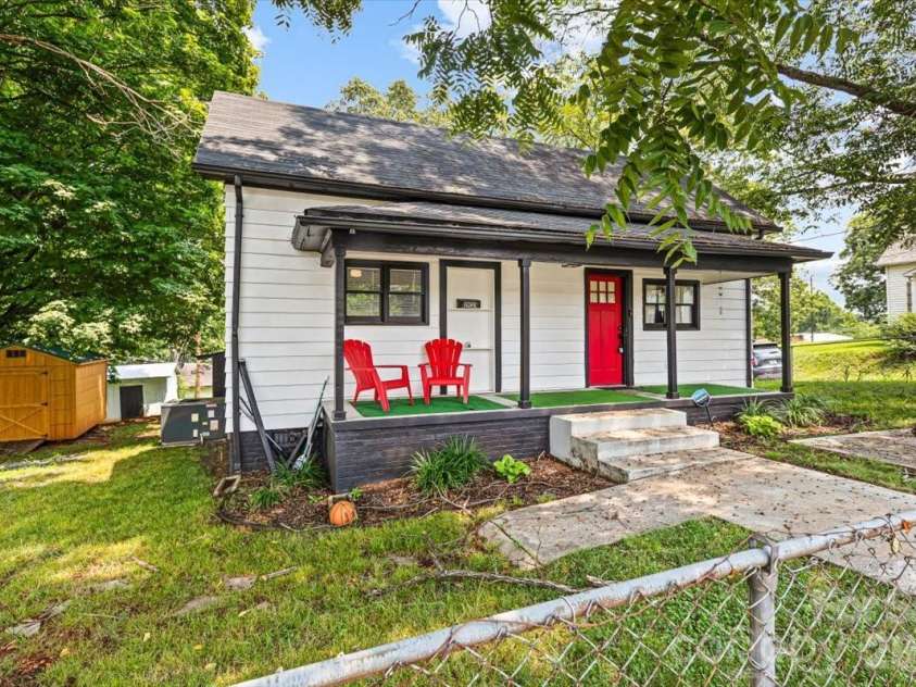1921 4th Street, Hickory, NC 28602.  MLS# CAR4407639, YatesRealty ID 40903. 