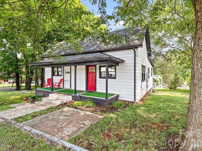 1921 4th Street, Hickory, NC 28602.  MLS# CAR4407639, YatesRealty ID 40903. 