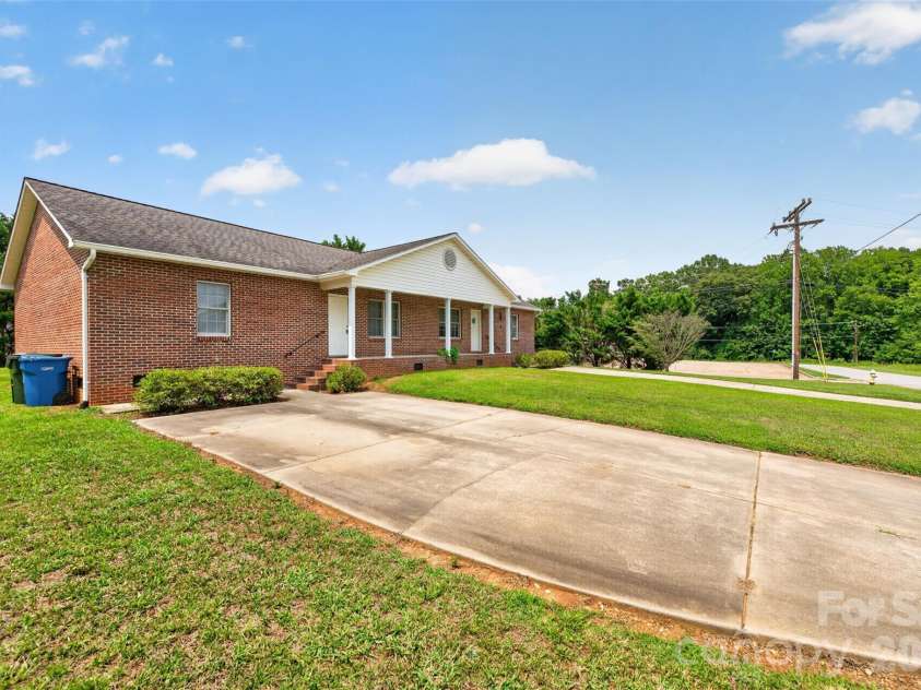 1535 & 1537 23rd Street, Hickory, NC 28601.  MLS# CAR4408693, YatesRealty ID 40905. 