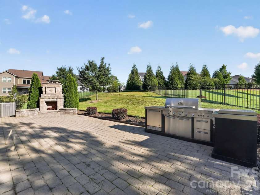 15319 Venezia Lane, Huntersville, NC 28078.  MLS# CAR4409720, YatesRealty ID 40908. 