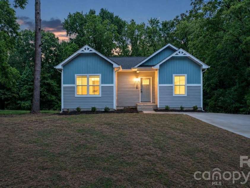 105 Falls Street, Kings Mountain, NC 28086.  MLS# CAR4403142, YatesRealty ID 40910. 