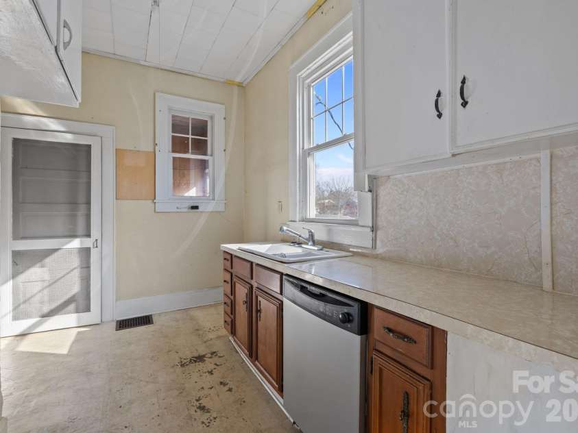 208 Myrtle School Road, Gastonia, NC 28052.  MLS# CAR4355887, YatesRealty ID 40913. 