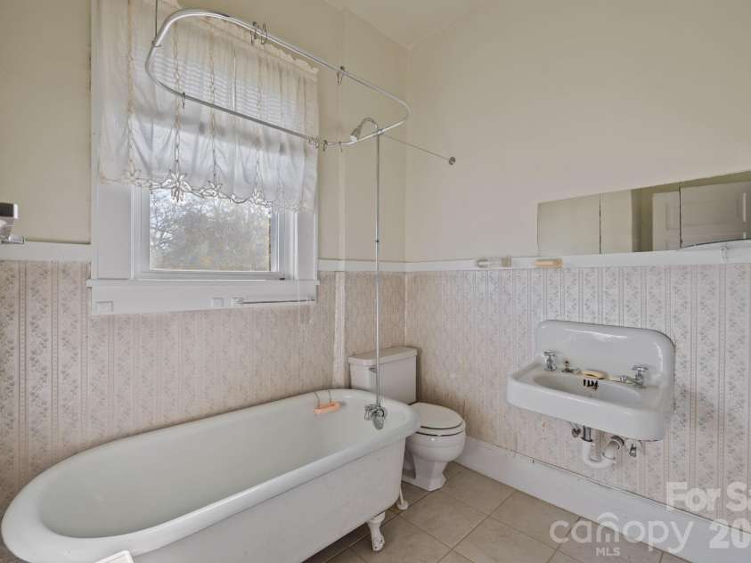 208 Myrtle School Road, Gastonia, NC 28052.  MLS# CAR4355887, YatesRealty ID 40913. 