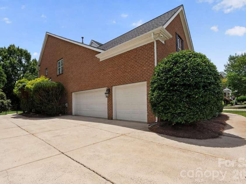 105 Castlestone Lane, Matthews, NC 28104.  MLS# CAR4407777, YatesRealty ID 40916. 