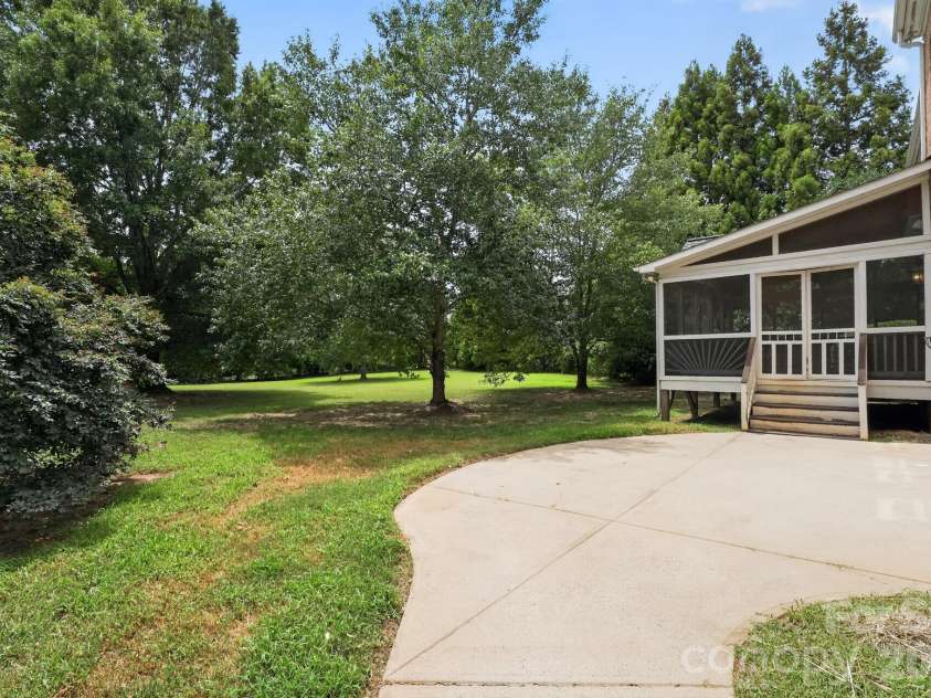 105 Castlestone Lane, Matthews, NC 28104.  MLS# CAR4407777, YatesRealty ID 40916. 