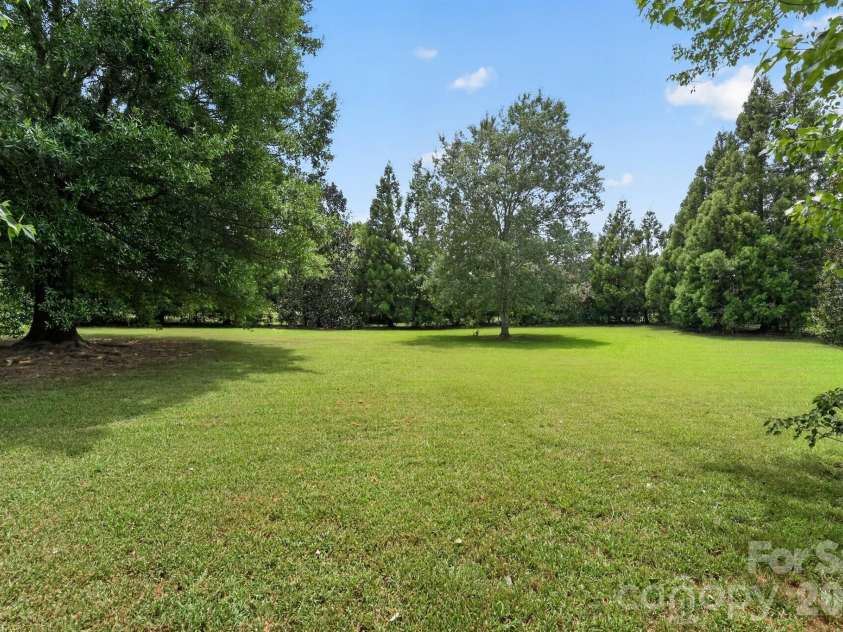105 Castlestone Lane, Matthews, NC 28104.  MLS# CAR4407777, YatesRealty ID 40916. 