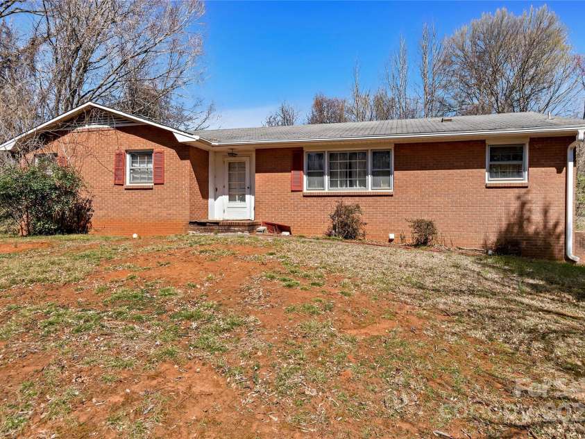 4300 Lisa Drive, Winston Salem, NC 27103.  MLS# CAR4234720, YatesRealty ID 4092. 