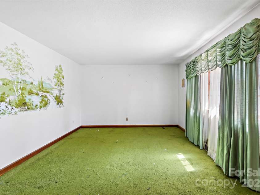4300 Lisa Drive, Winston Salem, NC 27103.  MLS# CAR4234720, YatesRealty ID 4092. 