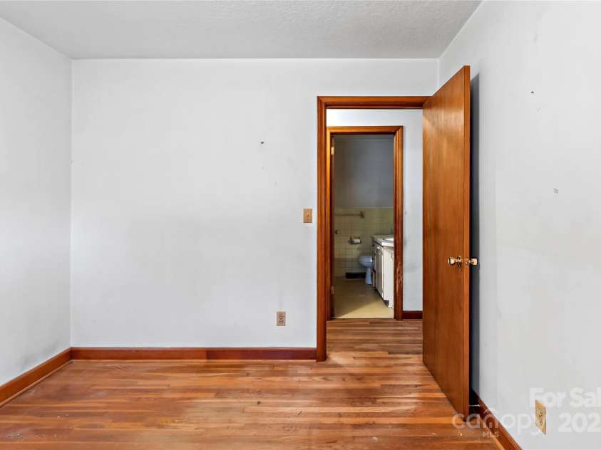 4300 Lisa Drive, Winston Salem, NC 27103.  MLS# CAR4234720, YatesRealty ID 4092. 