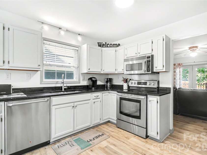 294 Riverview Boulevard, Lexington, NC 27292.  MLS# CAR4403702, YatesRealty ID 40929. 