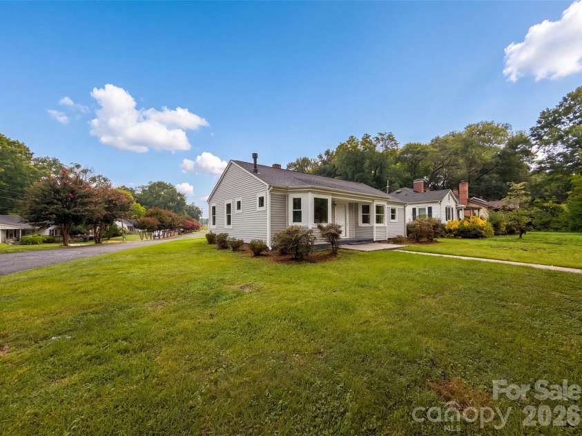 821 Jackson Street, Gastonia, NC 28052.  MLS# CAR4409545, YatesRealty ID 40934. 