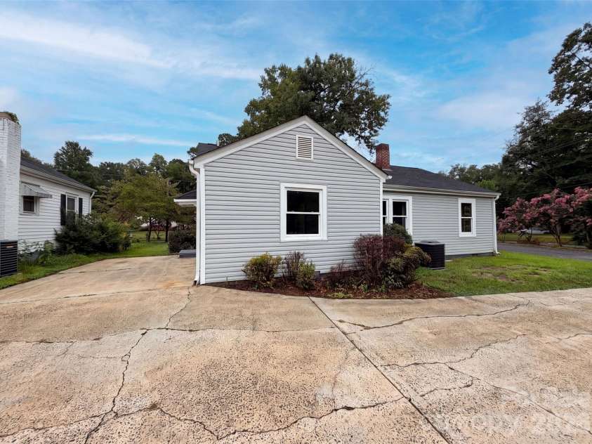 821 Jackson Street, Gastonia, NC 28052.  MLS# CAR4409545, YatesRealty ID 40934. 