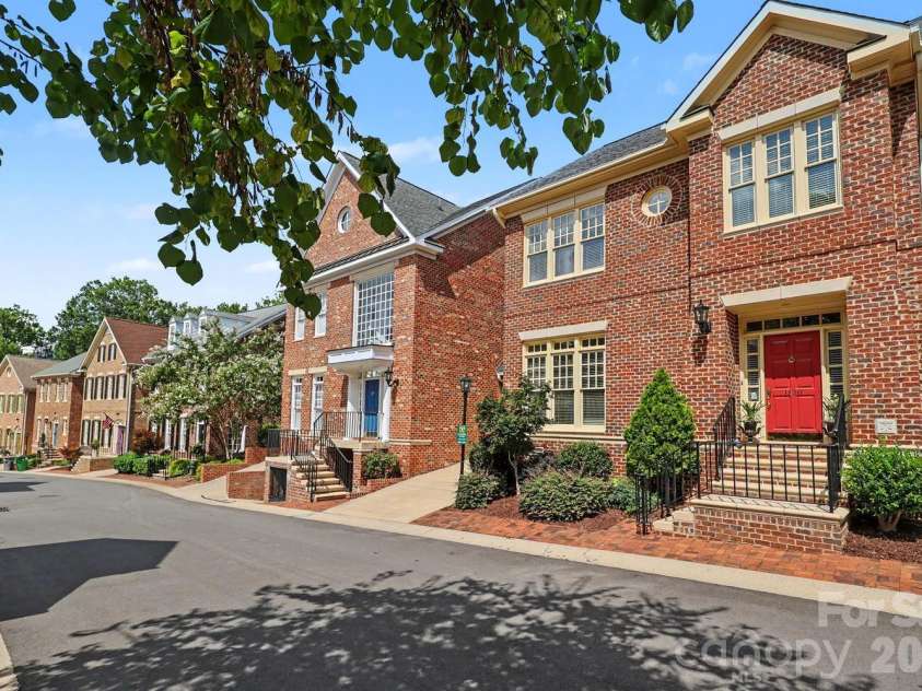1120 Dilworth Crescent Row, Charlotte, NC 28203.  MLS# CAR4396868, YatesRealty ID 40935. 