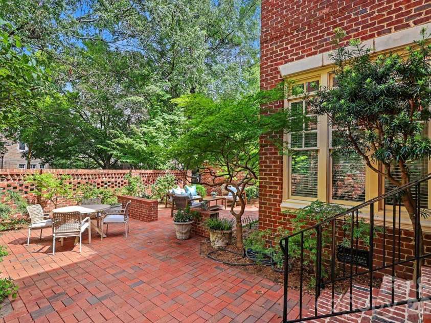 1120 Dilworth Crescent Row, Charlotte, NC 28203.  MLS# CAR4396868, YatesRealty ID 40935. Easy access from both the kitchen and the garage