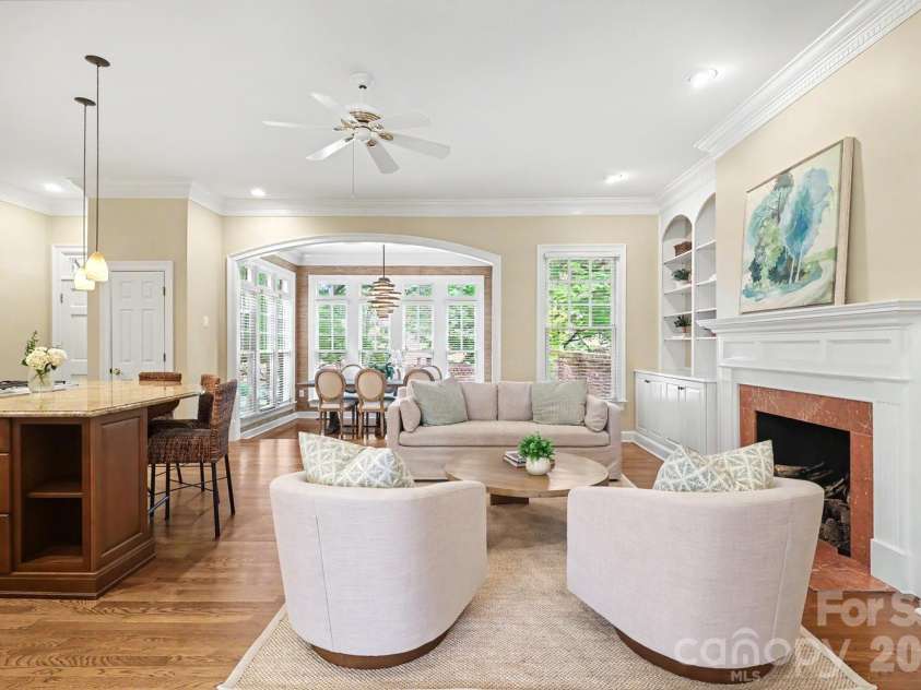 1120 Dilworth Crescent Row, Charlotte, NC 28203.  MLS# CAR4396868, YatesRealty ID 40935. Open floor plan with expansive seating areas