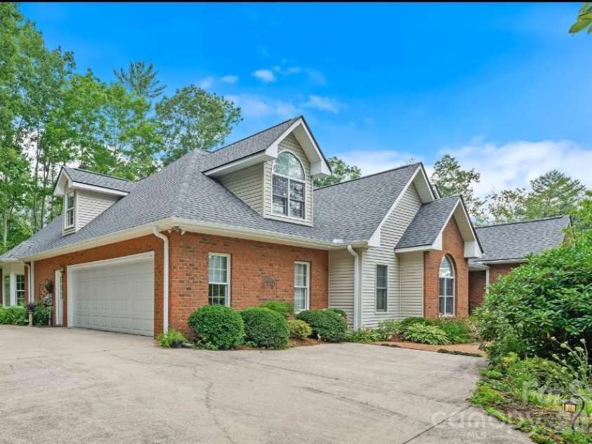 21 Four Oaks Drive, Arden, NC 28704.  MLS# CAR4407060, YatesRealty ID 40936. 