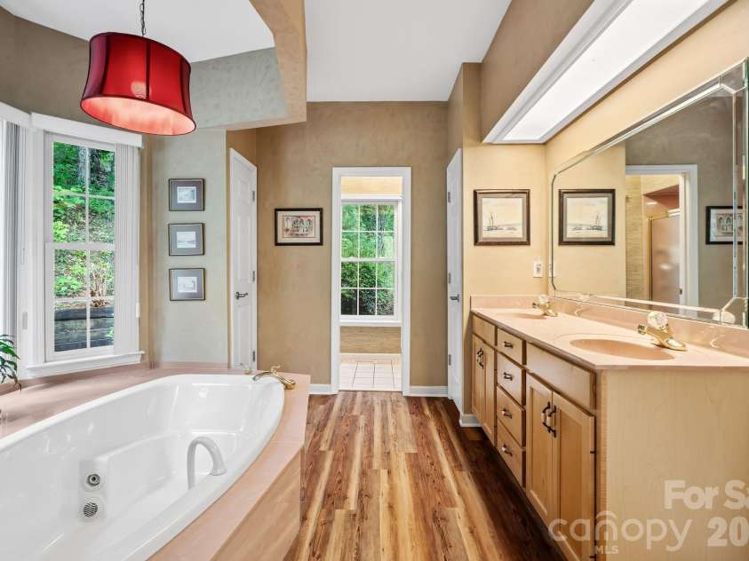 21 Four Oaks Drive, Arden, NC 28704.  MLS# CAR4407060, YatesRealty ID 40936. 