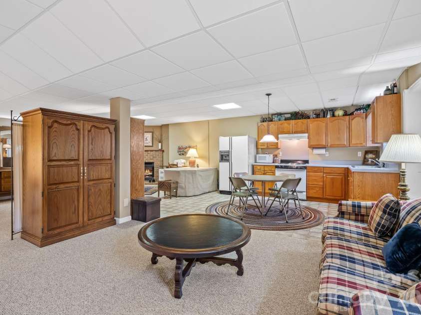 21 Four Oaks Drive, Arden, NC 28704.  MLS# CAR4407060, YatesRealty ID 40936. 
