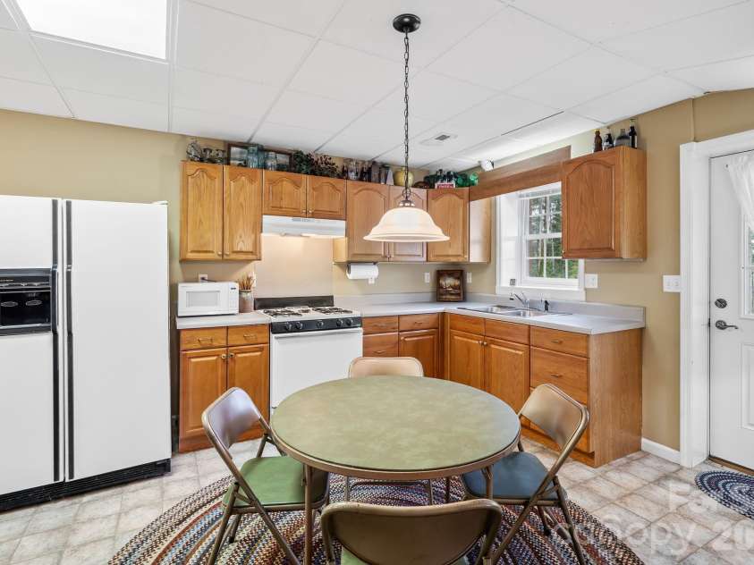 21 Four Oaks Drive, Arden, NC 28704.  MLS# CAR4407060, YatesRealty ID 40936. 