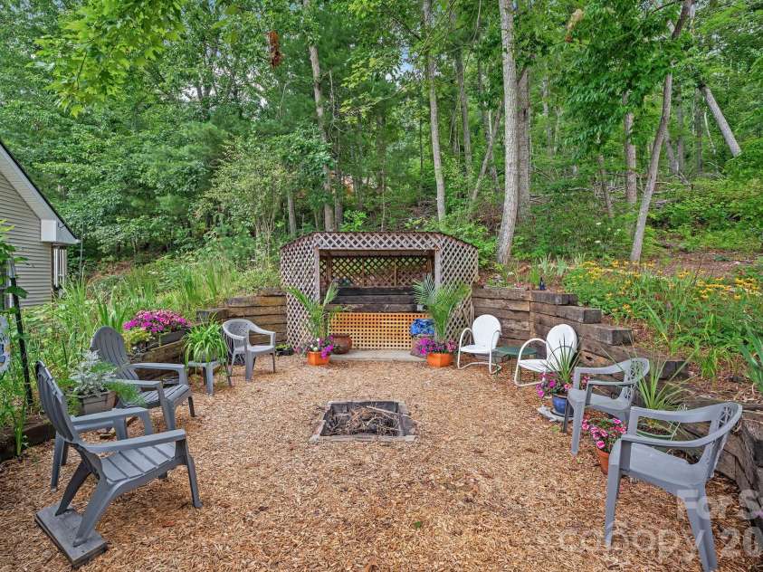 21 Four Oaks Drive, Arden, NC 28704.  MLS# CAR4407060, YatesRealty ID 40936. 