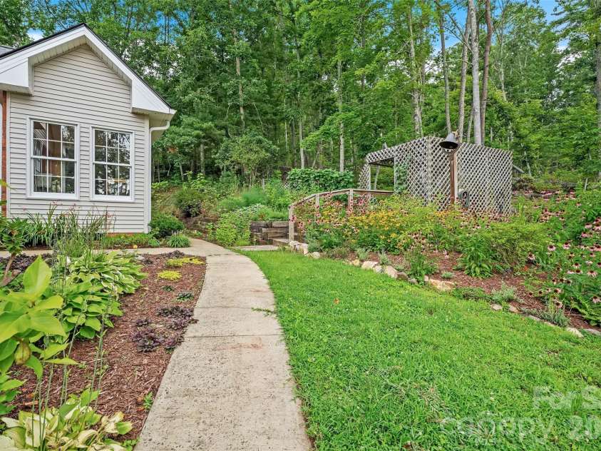 21 Four Oaks Drive, Arden, NC 28704.  MLS# CAR4407060, YatesRealty ID 40936. 