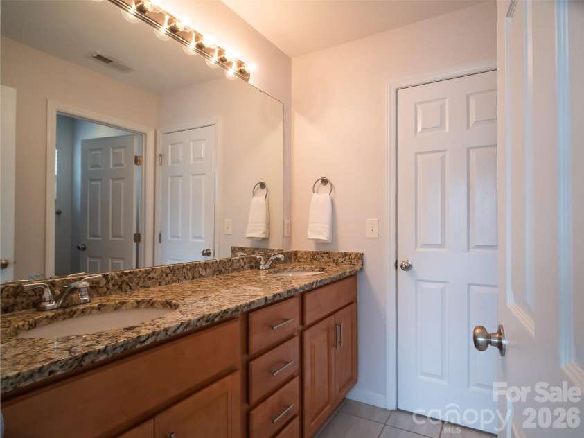 2568 Captains Watch Road, Kannapolis, NC 28083.  MLS# CAR4405919, YatesRealty ID 40940. Owners Bath