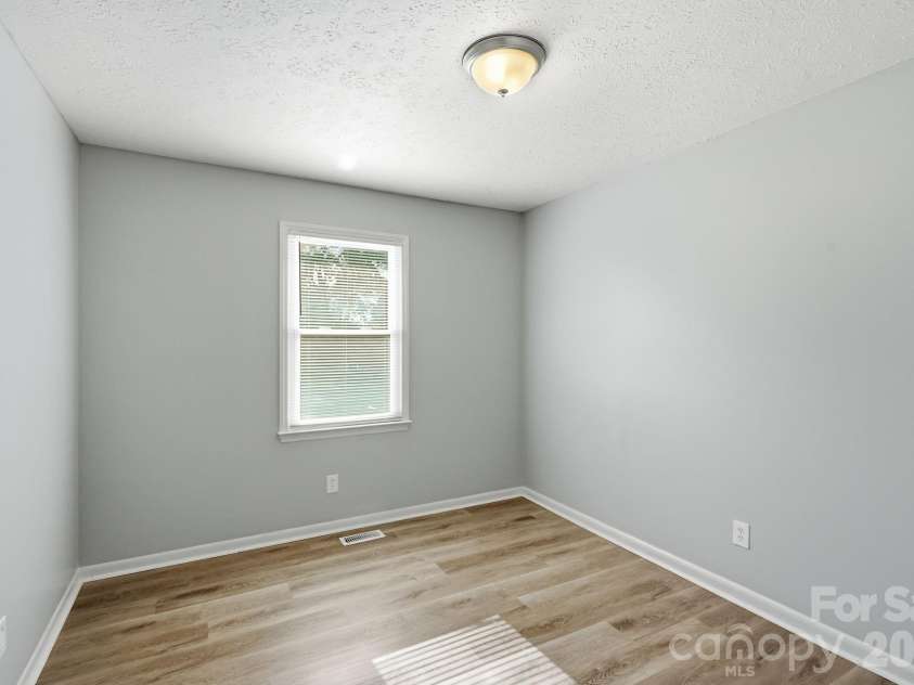 202 Cooke Circle, Kings Mountain, NC 28086.  MLS# CAR4400034, YatesRealty ID 40943. 