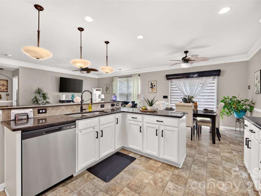 424 Anvil Draw Place, Rock Hill, SC 29730.  MLS# CAR4408517, YatesRealty ID 40946. 