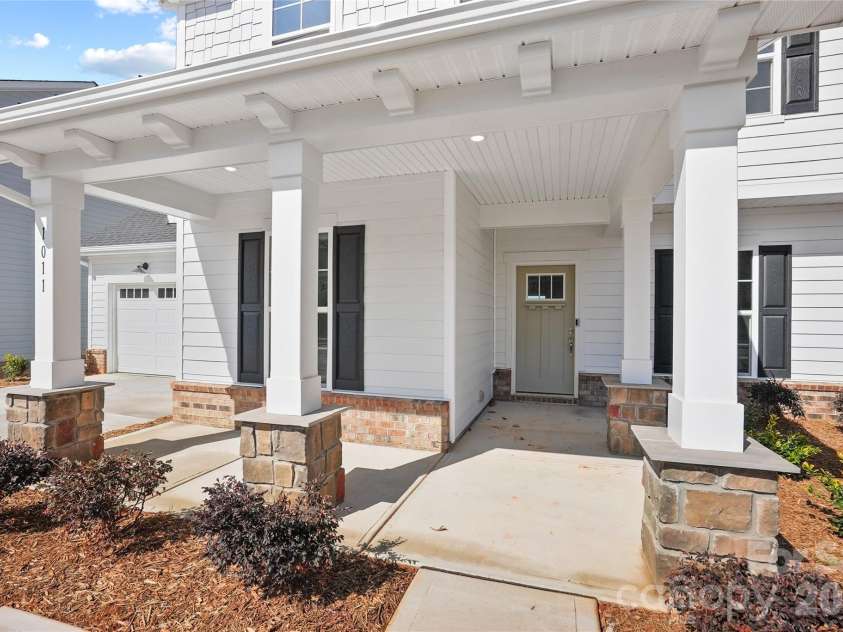 1011 High Bluff Point, Waxhaw, NC 28173.  MLS# CAR4385398, YatesRealty ID 4095. Front Porch