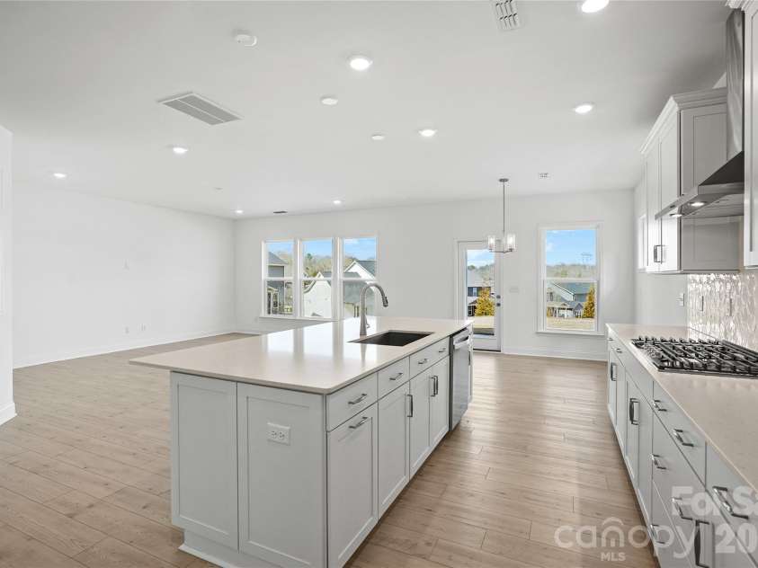 1011 High Bluff Point, Waxhaw, NC 28173.  MLS# CAR4385398, YatesRealty ID 4095. Kitchen