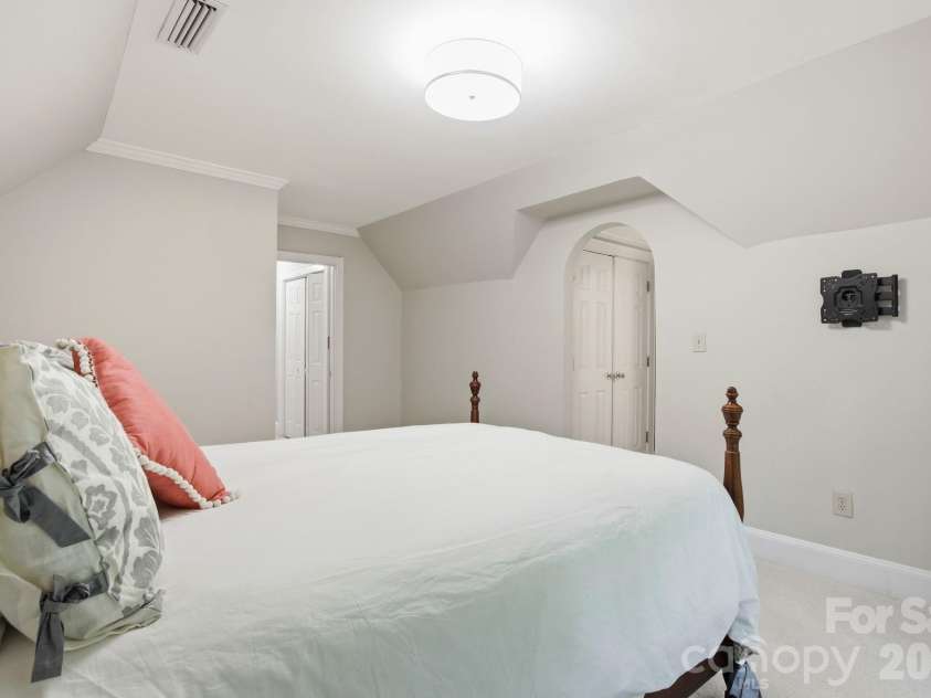 1224 Lago Vista Drive, Matthews, NC 28104.  MLS# CAR4387373, YatesRealty ID 40951. 