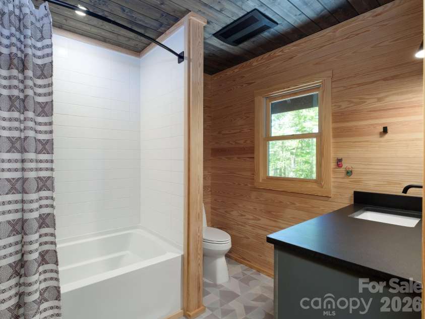 212 Shore Drive, Lake Toxaway, NC 28747.  MLS# CAR4384541, YatesRealty ID 40953. 