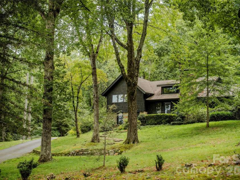 212 Shore Drive, Lake Toxaway, NC 28747.  MLS# CAR4384541, YatesRealty ID 40953. 