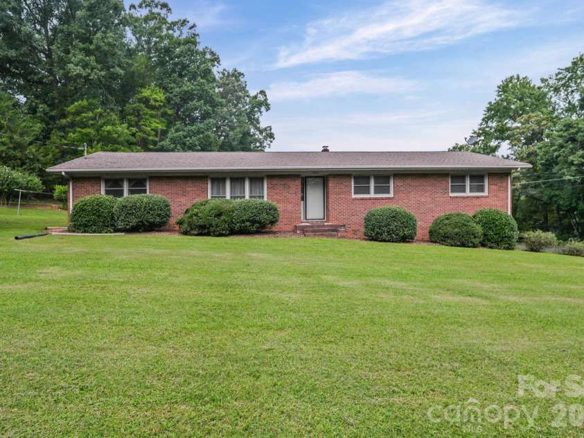 1008 Longview Drive, New London, NC 28127.  MLS# CAR4374246, YatesRealty ID 40960. 