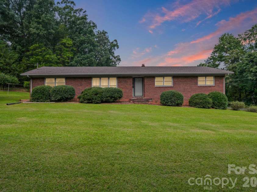 1008 Longview Drive, New London, NC 28127.  MLS# CAR4374246, YatesRealty ID 40960. 