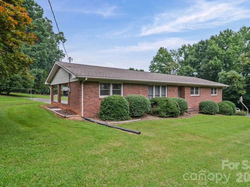 1008 Longview Drive, New London, NC 28127.  MLS# CAR4374246, YatesRealty ID 40960. 