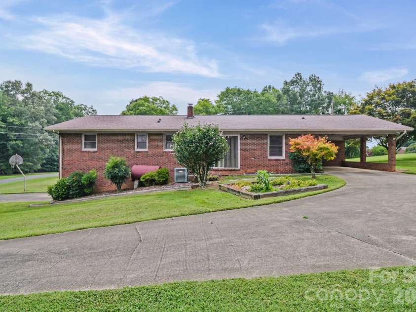 1008 Longview Drive, New London, NC 28127.  MLS# CAR4374246, YatesRealty ID 40960. 