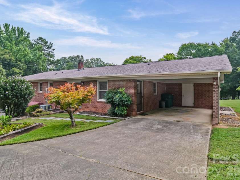1008 Longview Drive, New London, NC 28127.  MLS# CAR4374246, YatesRealty ID 40960. 