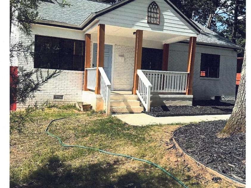 3418 Mathis Drive, Charlotte, NC 28208.  MLS# CAR4408675, YatesRealty ID 40964. 